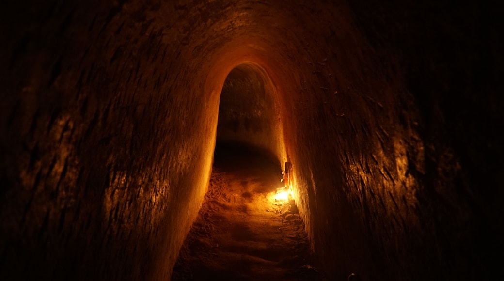 Ein Tunnel mit rauen, strukturierten Wänden und einem warmen Licht am Ende.