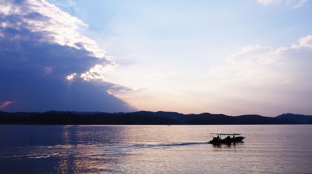 A very nice spot to sit and watch the sun goes down. #lifeatexpedia