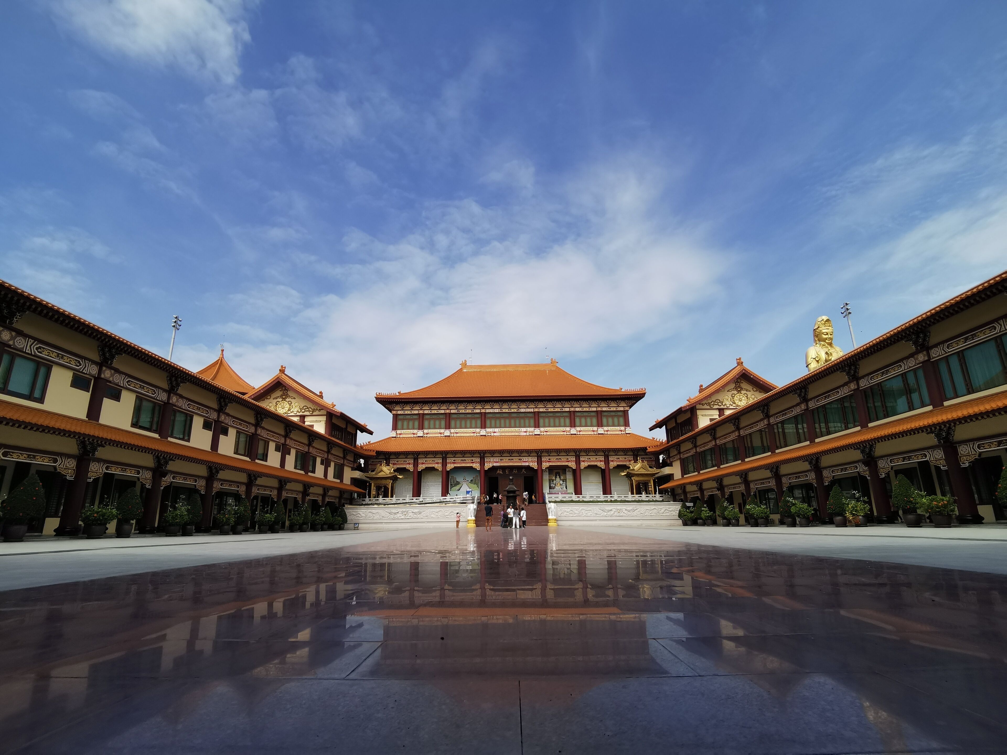Fo Guang Shan Thaihua. Taiwanese style temple in Bangkok.Is located on Khu Bon Road, Khlong Sam Wa District, and is also called the Institute of Buddhism Theravada-Mahayana.