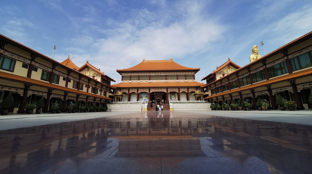 Fo Guang Shan Thaihua. Taiwanese style temple in Bangkok.Is located on Khu Bon Road, Khlong Sam Wa District, and is also called the Institute of Buddhism Theravada-Mahayana.