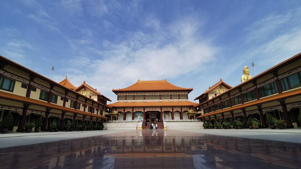 Fo Guang Shan Thaihua. Taiwanese style temple in Bangkok.Is located on Khu Bon Road, Khlong Sam Wa District, and is also called the Institute of Buddhism Theravada-Mahayana.