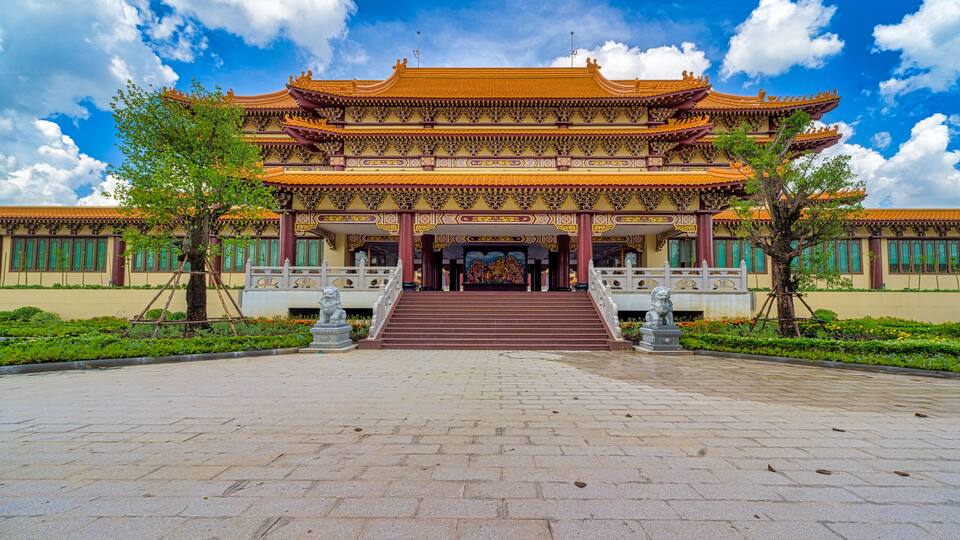 October 27, 2019 / Khlong Sam Wa / Bangkok / Fo Guang Shan Thaihua Temple : Buddha Statue around The temple.