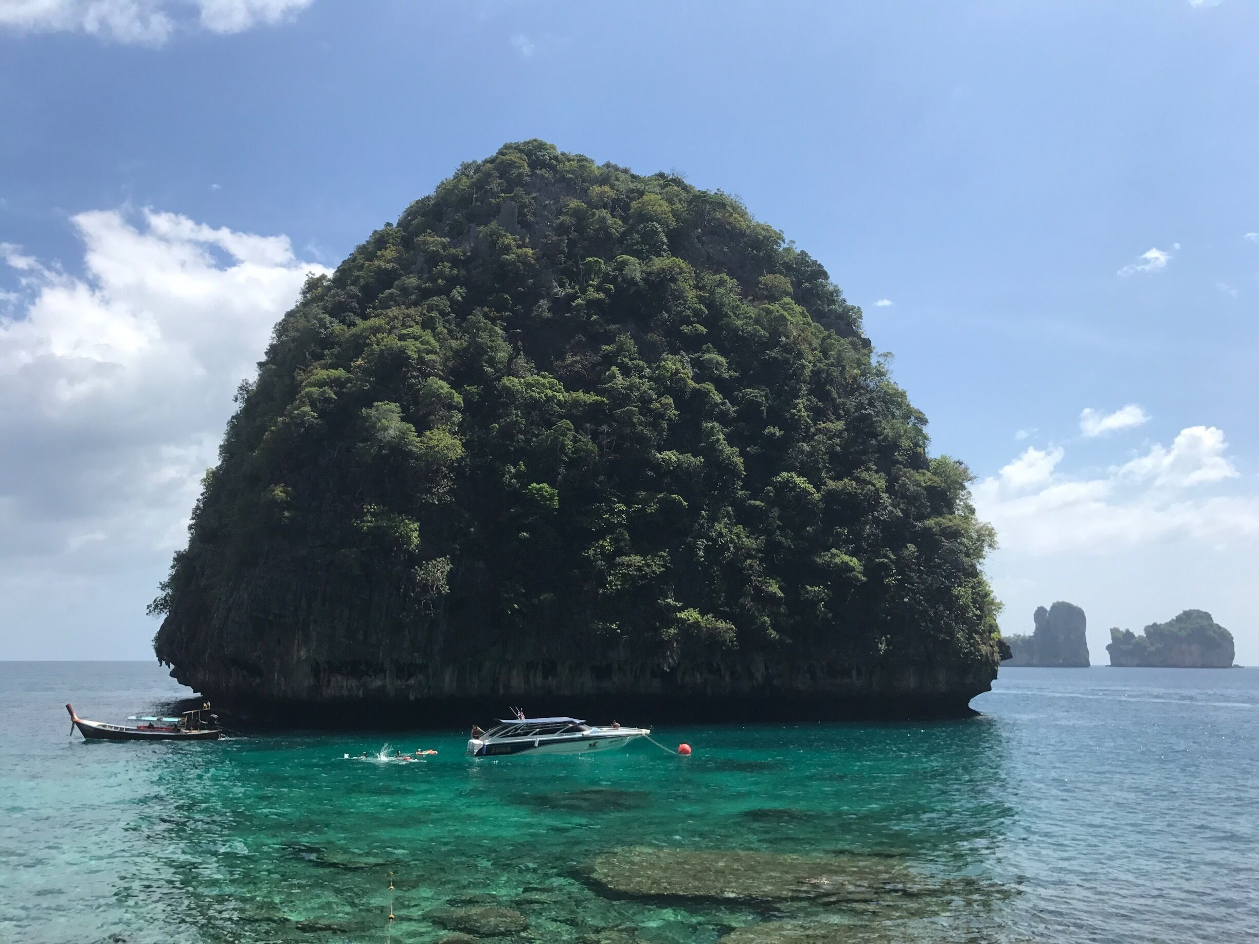 #BeachBound
Look at the clear emerald water ! Got to do some snorkelling there. Could this be heaven ?