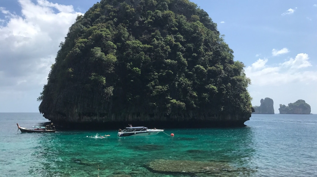 #BeachBound
Look at the clear emerald water ! Got to do some snorkelling there. Could this be heaven ?