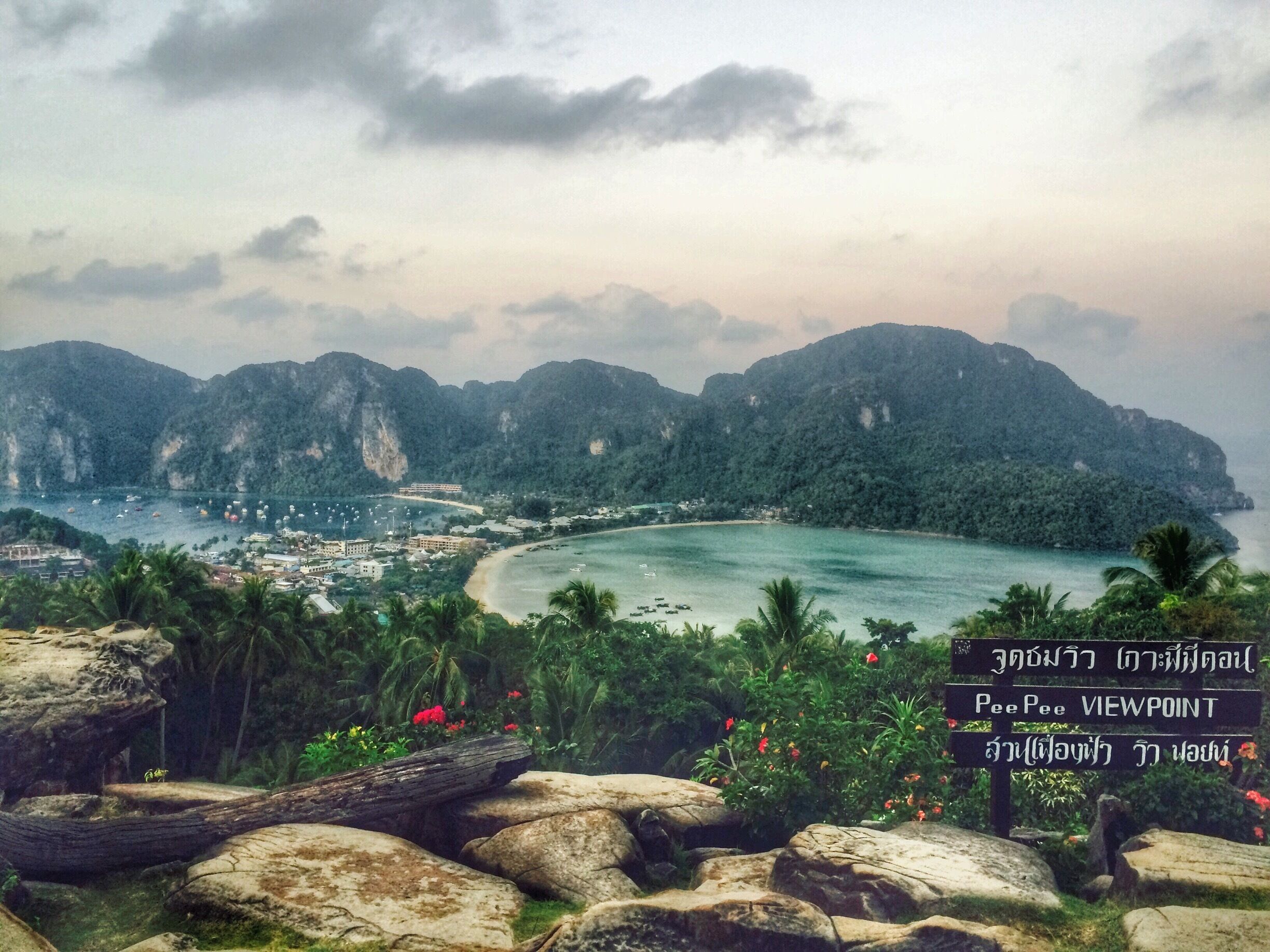 Awesome place to see  the whole island from above. You need to climb up around 240 steps and 15 mnts hike up. Suggestion go for sunrise if you want to beat the crowd #trevoonphiphi#BestOf5