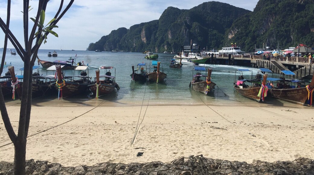 Thailand offers to us gorgeous countries thanks to its different islands and photographers could take beautiful, colorful and #nofilter pictures :) #beachbound