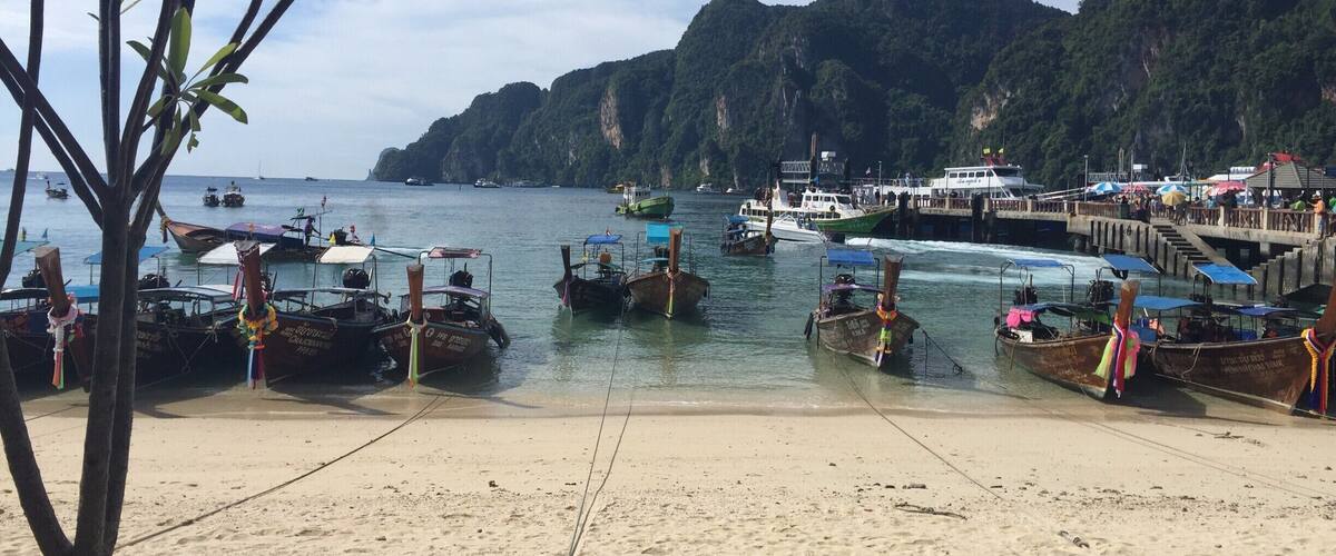 Thailand offers to us gorgeous countries thanks to its different islands and photographers could take beautiful, colorful and #nofilter pictures :) #beachbound