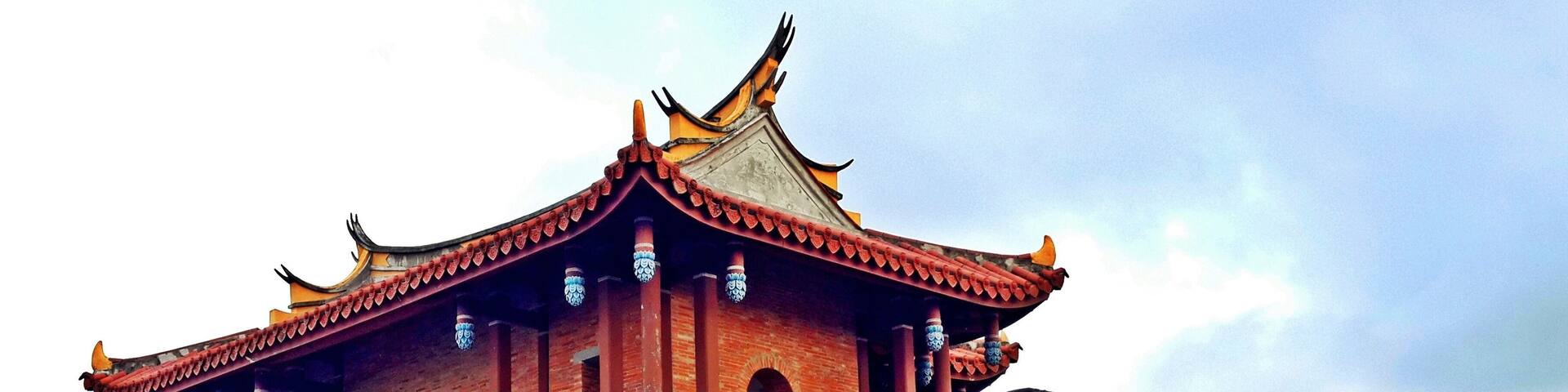The city wall of Hengchun Old Town is one of the best-preserved ruins of its kind in Taiwan. The walls are 13-meter high and 2,500 meter-long standing complete with its original gates. The walls were developed by the Qing Government to allocate resources to bolster the city’s defenses and developments after the tensions with Japan subsided. As one of the best-preserved city walls in the country, these walls have been classified as a Tier-Two national historical site.