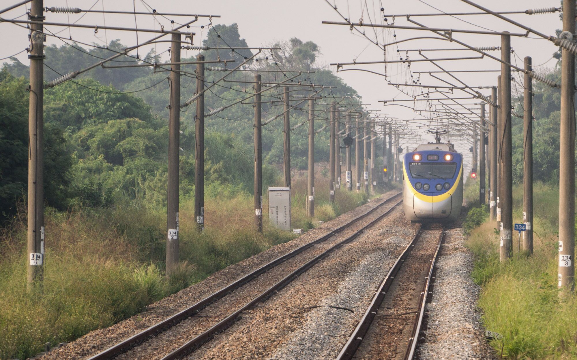 第 3183 車次區間車（EMU800）逆行西部幹線南段