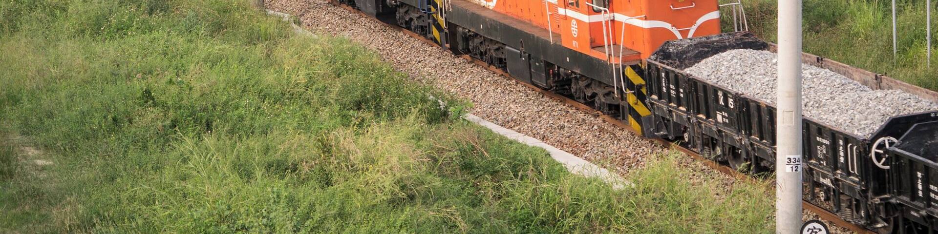 臺灣鐵路管理局R20型柴電機車R40、R71牽引貨運列車通過拔林車站。