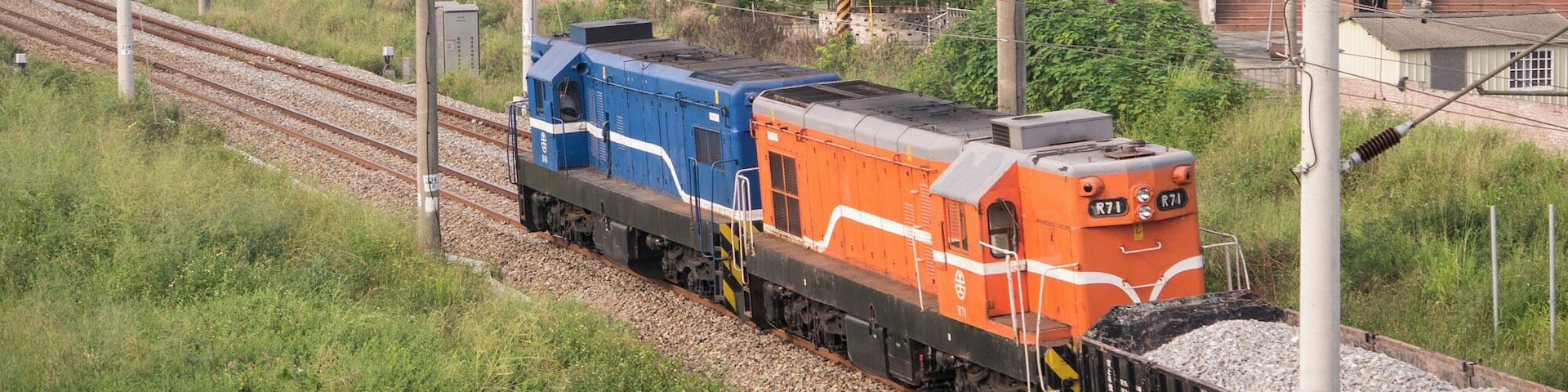 臺灣鐵路管理局R20型柴電機車R40、R71牽引貨運列車通過拔林車站。