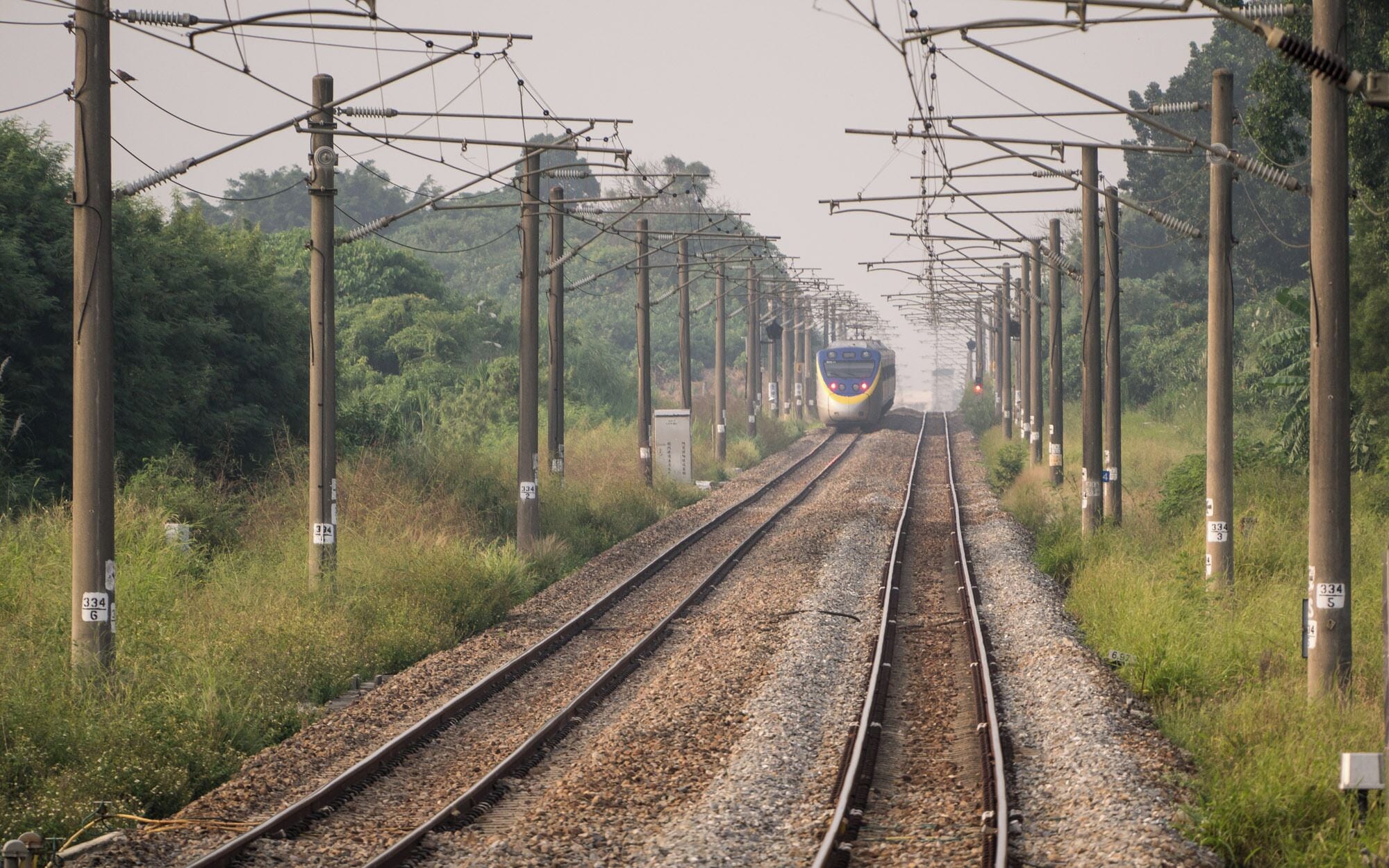 第 3183 車次區間車（EMU800）逆行西部幹線南段