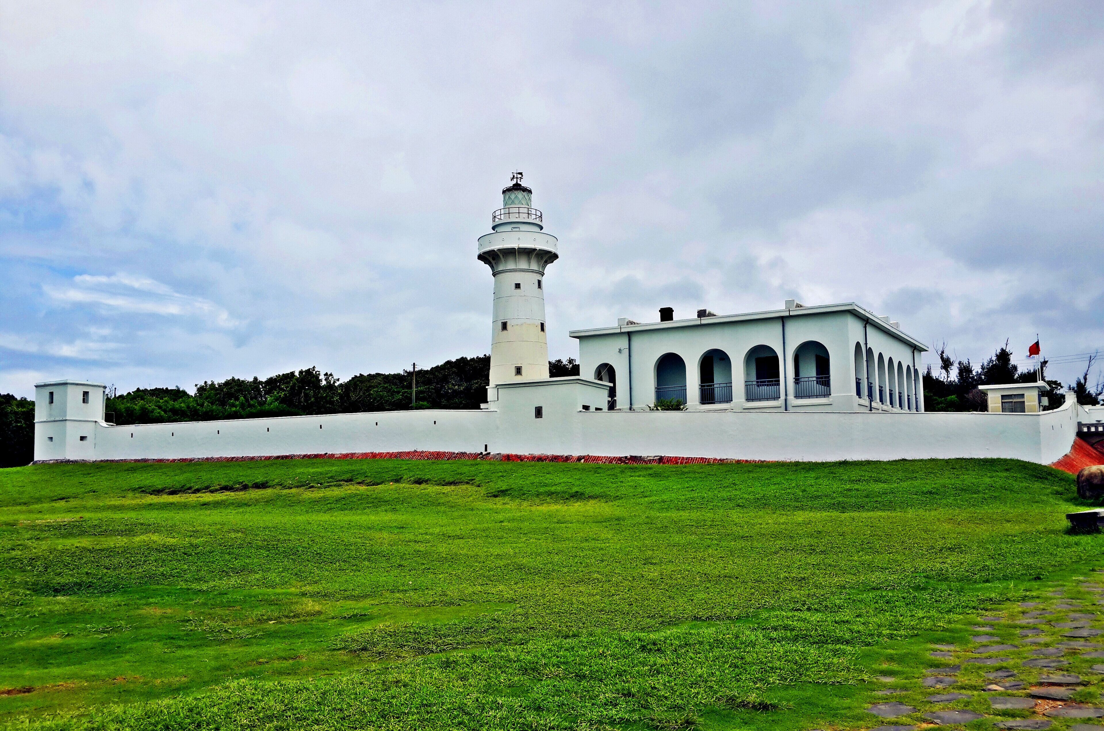 Located within Kenting National Park, Eluanbi Lighthouse is one of the most recognized attractions in the park. The lighthouse is cylindrical shaped colored in white, with a height of 18 meters and circumference of 110 meters. It is also renowned as “the Light of East Asia” for its strong optical power of light that can reach 20 miles at most.