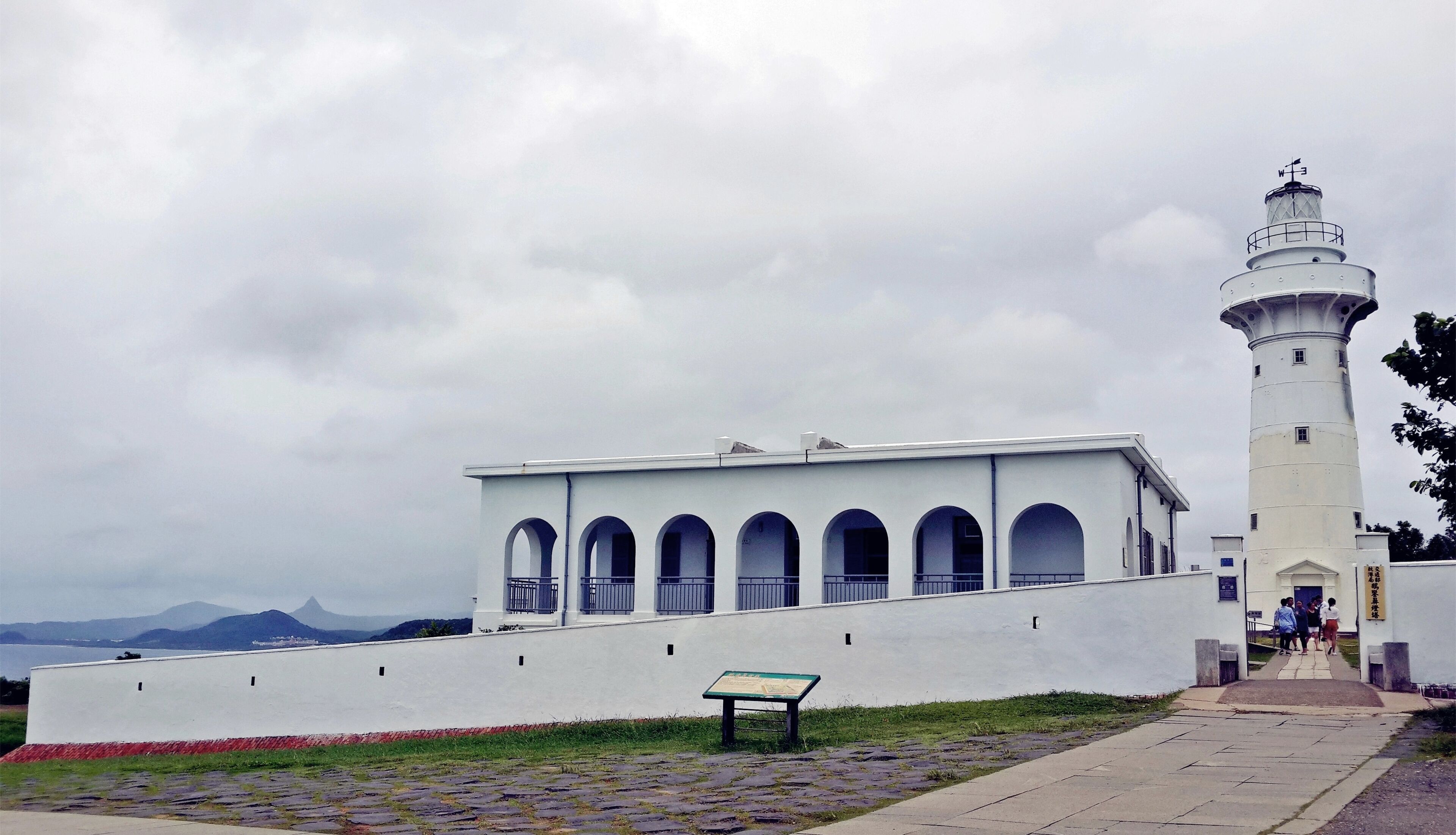 Located within Kenting National Park, Eluanbi Lighthouse is one of the most recognized attractions in the park. The name of “Eluan” is derived from the Paiwan aboriginal tribe meaning “yacht”. Eluanbi Lighthouse is also the landmark of Eluanbi peninsula, the southernmost point of Taiwan with coast covered with coral reefs. The lighthouse is cylindrical shaped colored in white, with a height of 18 meters and circumference of 110 meters. It is also renowned as “the Light of East Asia” for its strong optical power of light that can reach 20 miles at most.
