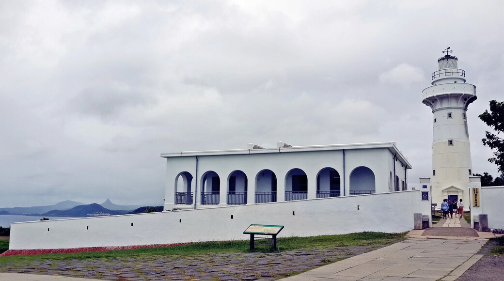 Located within Kenting National Park, Eluanbi Lighthouse is one of the most recognized attractions in the park. The name of “Eluan” is derived from the Paiwan aboriginal tribe meaning “yacht”. Eluanbi Lighthouse is also the landmark of Eluanbi peninsula, the southernmost point of Taiwan with coast covered with coral reefs. The lighthouse is cylindrical shaped colored in white, with a height of 18 meters and circumference of 110 meters. It is also renowned as “the Light of East Asia” for its strong optical power of light that can reach 20 miles at most.