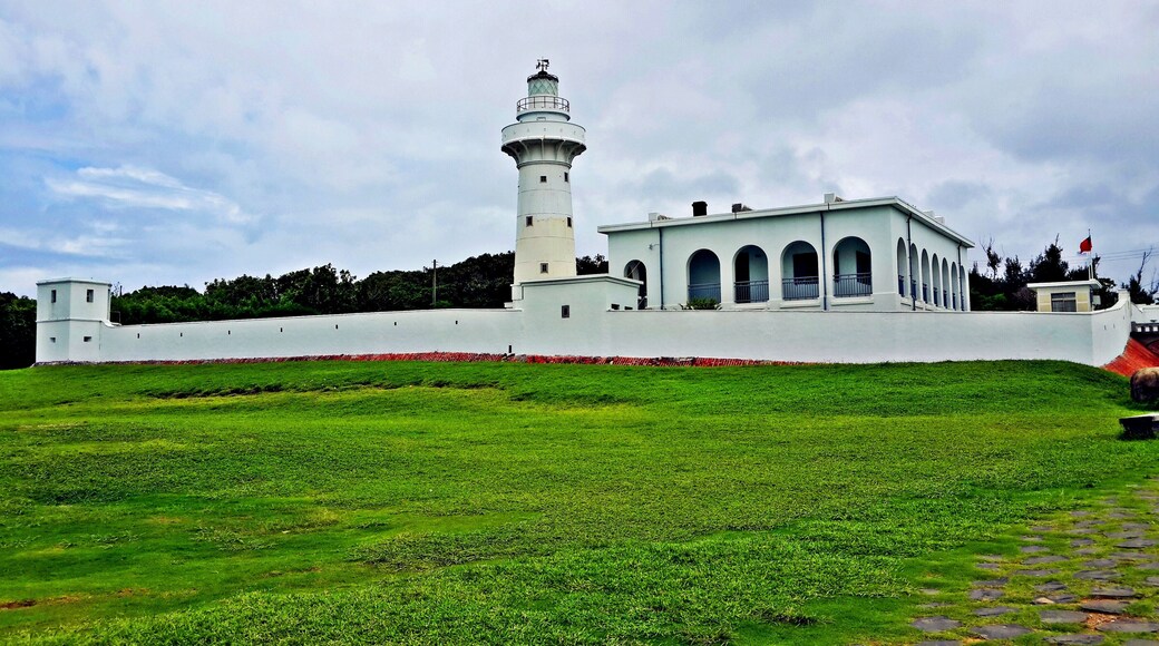 Located within Kenting National Park, Eluanbi Lighthouse is one of the most recognized attractions in the park. The lighthouse is cylindrical shaped colored in white, with a height of 18 meters and circumference of 110 meters. It is also renowned as “the Light of East Asia” for its strong optical power of light that can reach 20 miles at most.