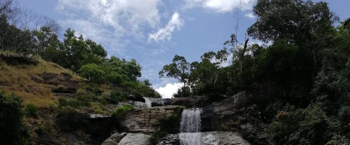 Water cascades above Diyaluma Waterfalls with plenty of deep pools to bath in and jump into.