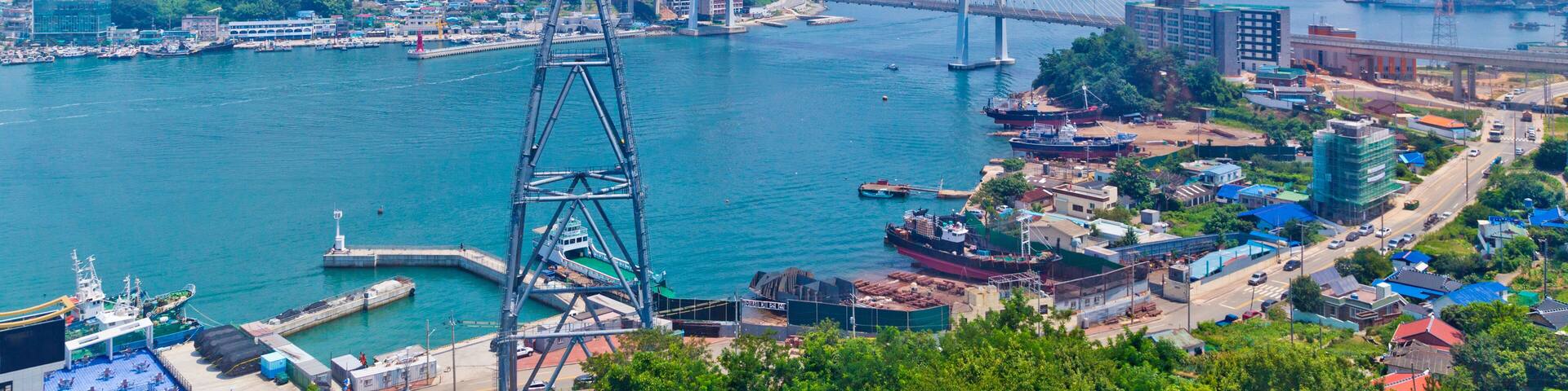 Yeosu Maritime Cable Car is the first of its kind in Korea, connecting Dolsan Island and the mainland over the ocean.