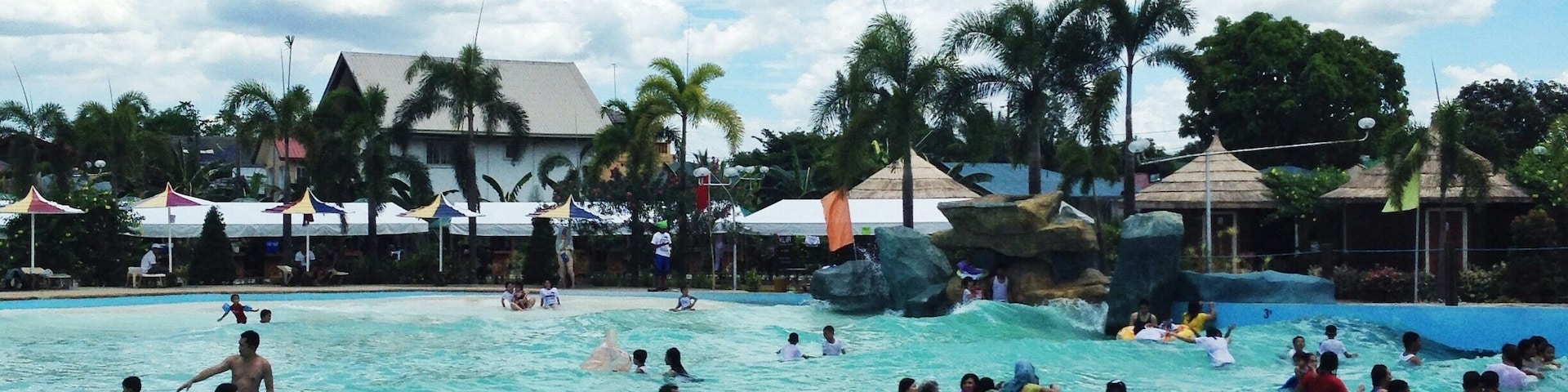 Klir waterpark resort in Bulacan is one of the recommended resort to visit in the province. It has wave pool, adult and kiddie pool. Entrance fee to the park is 200 pesos, cottages is from 500 pesos to 2000 pesos. The waterpark is located few meters away from Sta. Rita exit of the North Luzon expressway. #Blue