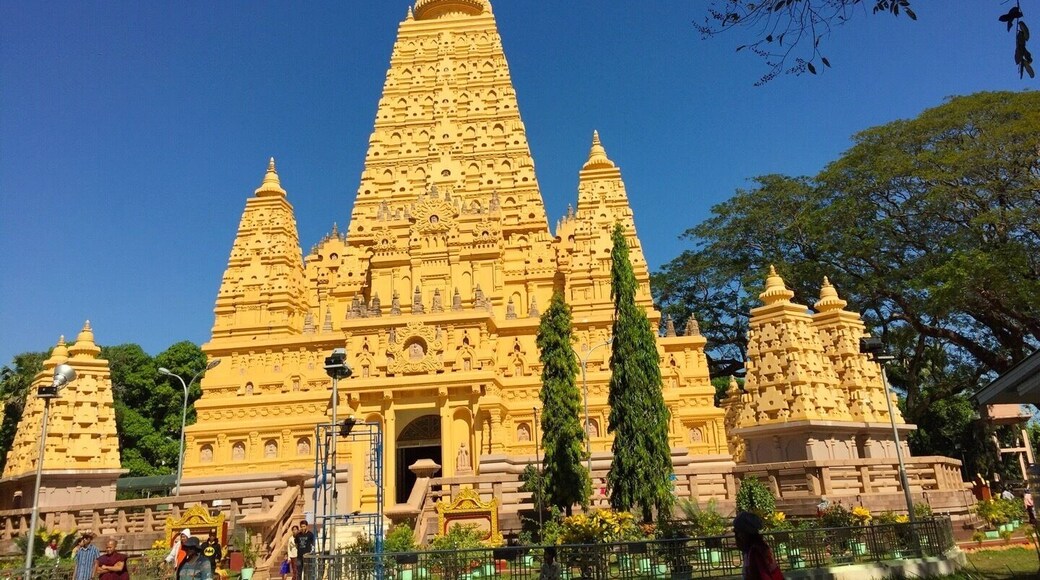 The pagoda with the amazing formations , so the day of amazing , photo from travel with group .