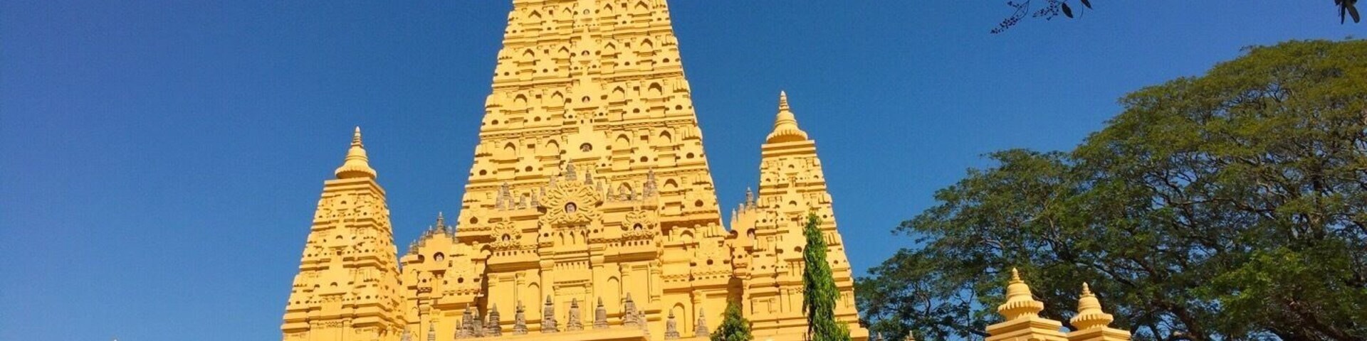 The pagoda with the amazing formations , so the day of amazing , photo from travel with group .