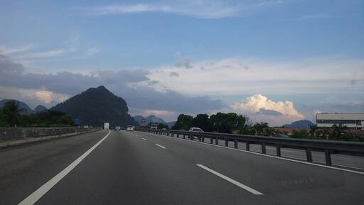 Road trip to and fro Ipoh will never get dull with this awesome view ahead on the road.