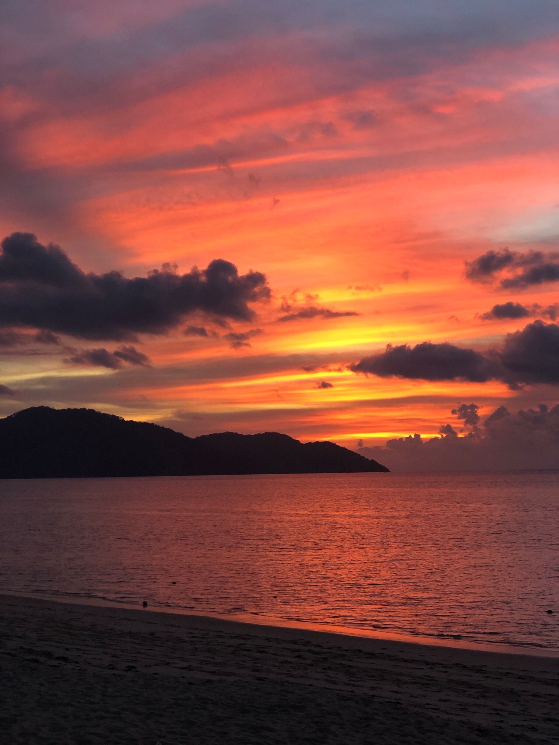 Sunset in Penang in Batu Ferringhi beach is impressive to say the least.