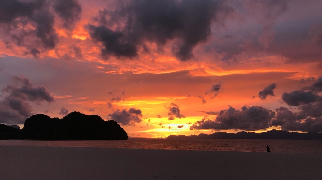 Amazing view from Tanjung Rhu beach in Langkawi
The sky color is changing every minute
You can just lay back and watch the sky for long time and won’t be bored.
#OrbitzTravel