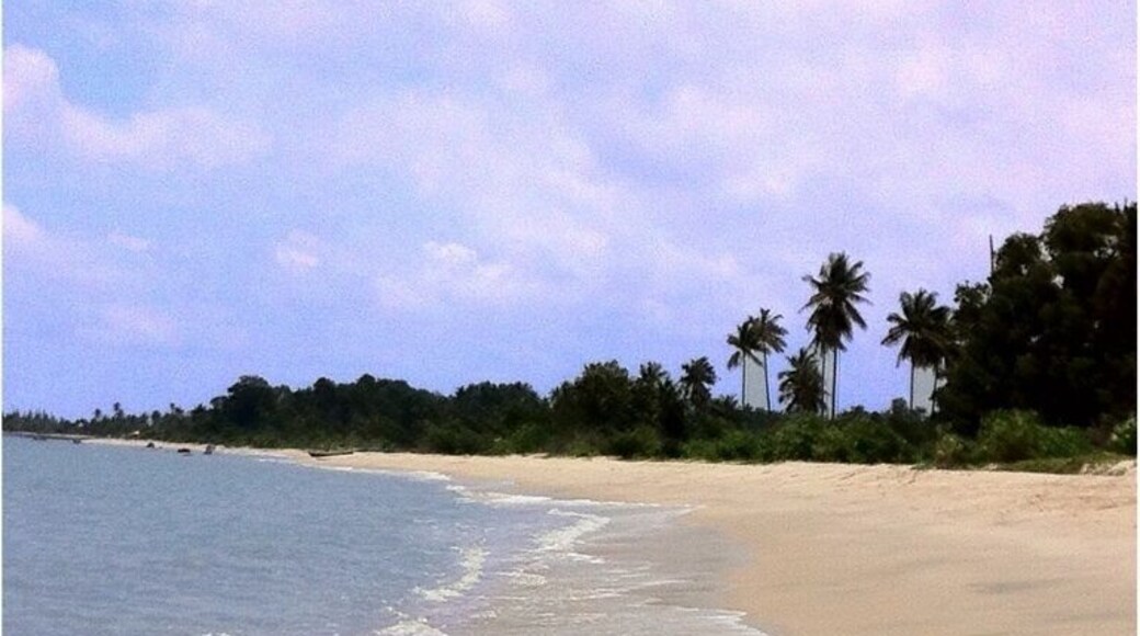 Feel like you own the whole beach. Only you and fishermen exist on this beach. Another great spot for a 007 shot 😄