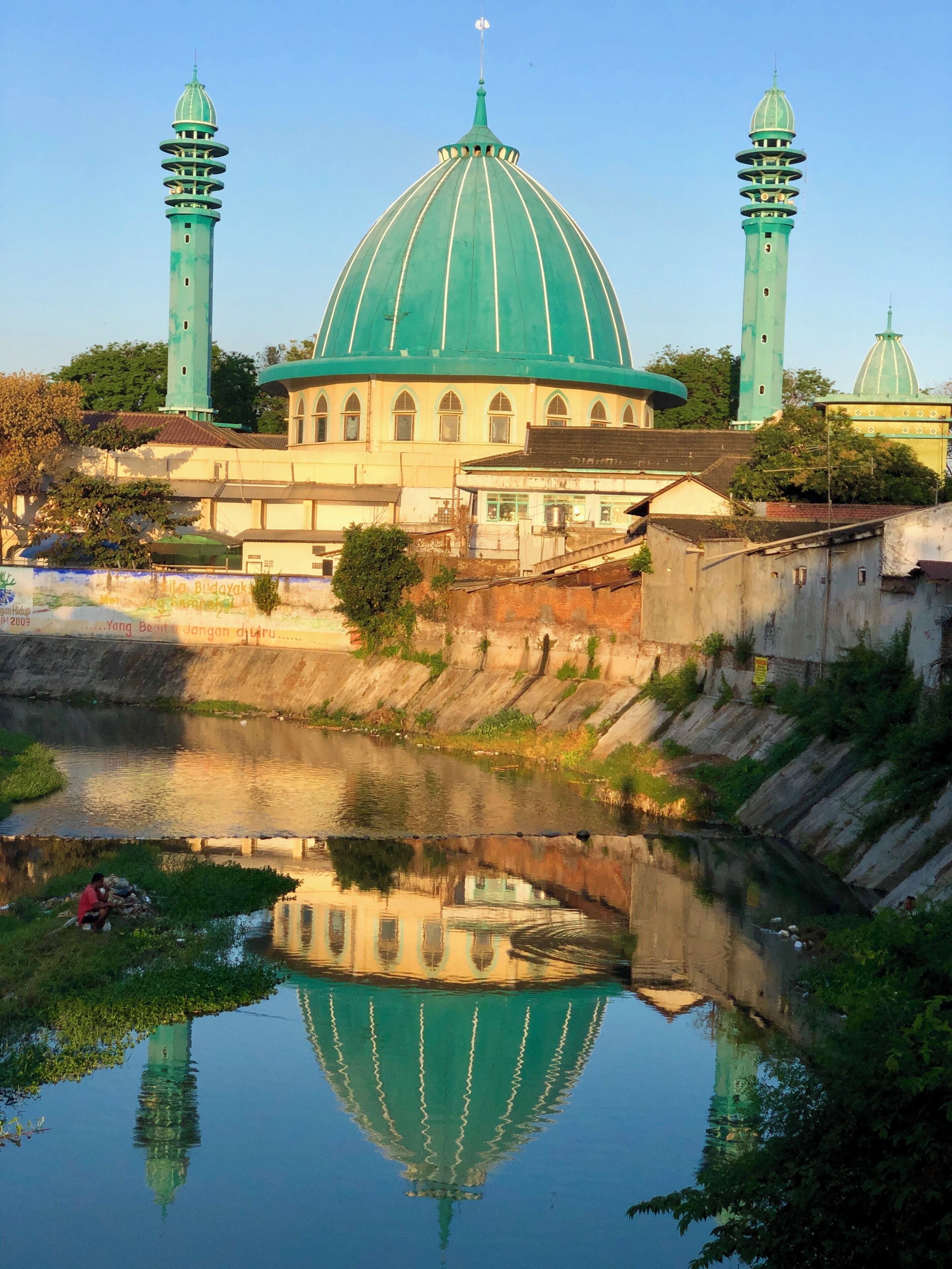 People fishing below
