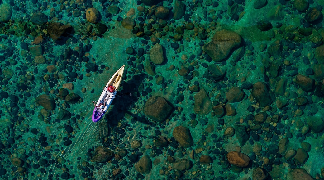 Vista aèria d'una piragua sobre un llit fluvial rocós.