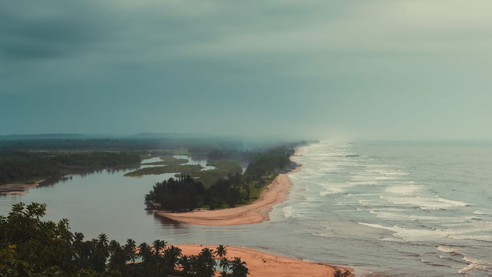 Someshwara Beach
is a rocky beach on the outskirts of Mangaluru city in coastal Karnataka. River Netravati confluences with Arabian Sea near the Beach. The Beach gets its name from Someshwara temple
