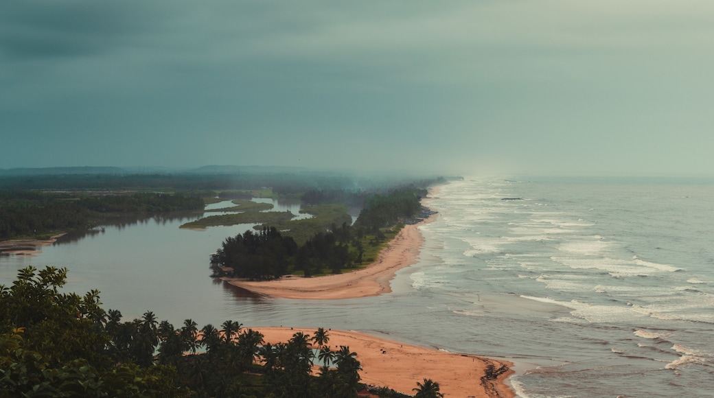 Someshwara Beach
is a rocky beach on the outskirts of Mangaluru city in coastal Karnataka. River Netravati confluences with Arabian Sea near the Beach. The Beach gets its name from Someshwara temple