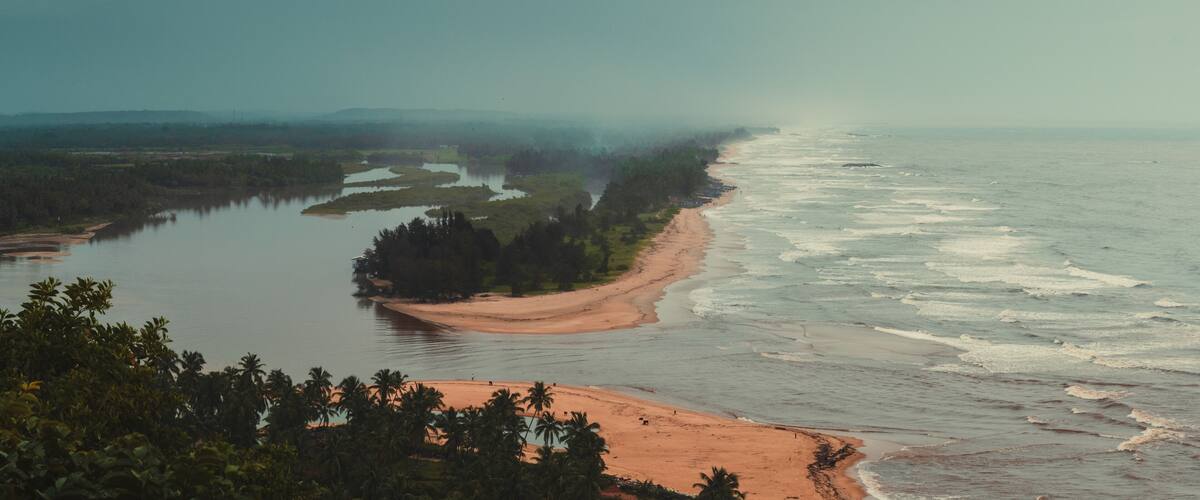 Someshwara Beach
is a rocky beach on the outskirts of Mangaluru city in coastal Karnataka. River Netravati confluences with Arabian Sea near the Beach. The Beach gets its name from Someshwara temple