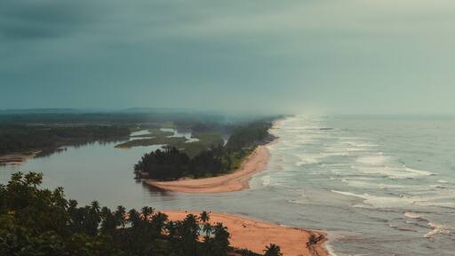 Someshwara Beach
is a rocky beach on the outskirts of Mangaluru city in coastal Karnataka. River Netravati confluences with Arabian Sea near the Beach. The Beach gets its name from Someshwara temple