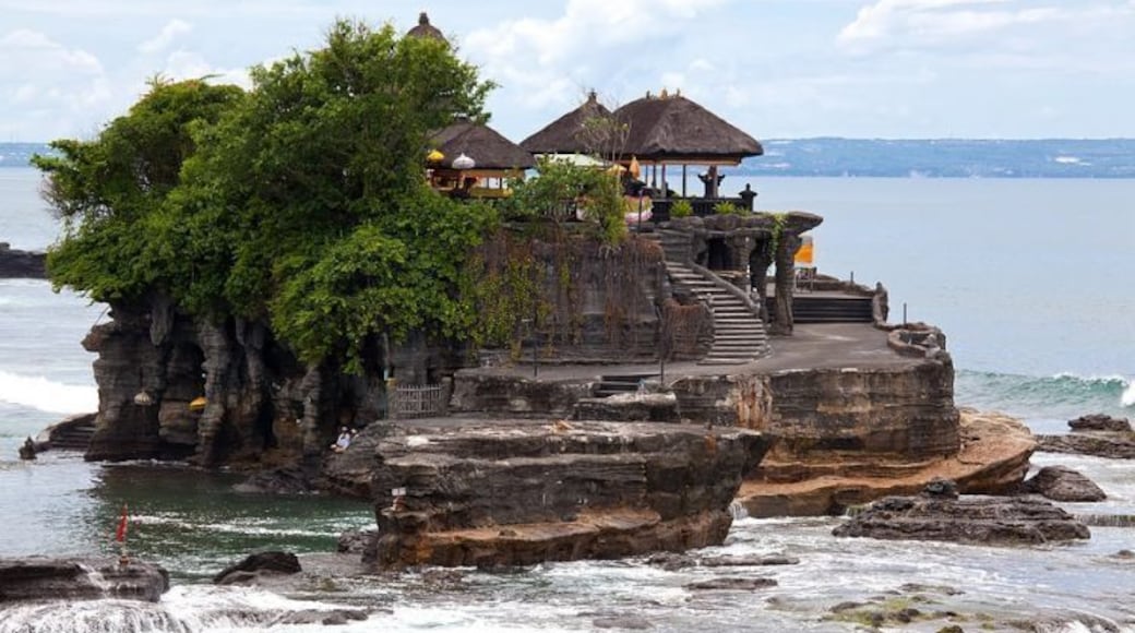 Kuta cukup populer untuk pantai putih keemasan yang yang merupakan sambungan dari pantai utara di Tuban. Tempat ini terus menarik pengunjung dengan kehidupan pantai dan
selancarnya. Meskipun pembangunan pesat sudah dilakukan, saat ini Kuta tidak hanya tentang berselancar ombak tetapi juga ada banyak hotel, restoran, dan bar yang sudah berdiri di tempat yang dulunya sangat tenang ini. Kuta juga menawarkan beberapa pemandangan menarik lainnya loh.
Mencari beberapa hal menyenangkan selain gelombang laut Kuta? Jalan sedikit dari pantai ke seberang jalan ada Waterbom Bali, taman bermain air yang terbaik dan tertua di pulau ini.
Tempat lain yang menakjubkan yang tidak dapat ditemukan di daerag lain di seluruh Indonesia adalah Shell Museum Bali. Beberapa budaya Bali seperti candi desa, pertunjukan Barong dan candi Budha yang ada di jantung Kuta juga patut dikunjungi. Kembali di pantai, di samping menara penjaga pantai adalah lokasi konservasi penyu dimana anda dan seluruh keluarga dapat belajar tentang upaya masyarakat melindungi spesies yang terancam punah ini. Baca terus untuk mengetahui tentang atraksi manarik di Kuta.
Saran perjalanan: Selalu pastikan untuk memilih bus sebagai moda perjalanan di Indonesia. Mereka selalu menghemat biaya dan menghemat banyak waktu ketika anda memesan bus online dari https://www.redbus.id/. Pilih dari daftar bus yang tercantum dalam situs dan dapatkan nol biaya pemesanan saat anda memesan tiket bus dari portal online ini.
Pantai Kuta: Ini adalah salah satu pantai terbaik dimana anda dapat menikmati matahari terbenam berwarna emas di sepanjang tahun. Berjemur, berselancar, berenang dan sepak bola pantai adalah hiburan favorit disini. sementara pemijat wanita, pengepang rambut, dan penjaja makanan berkeliaran di sekitar pantai.
Teater: Ini adalah tambahan unik untuk tempat hiburan di Kuta, menyajikan banyak trik ajaib yang dilakukan oleh beberapa pesulap Bali di panggung, dan kemudian dikembangkan dengan menambah aspek-aspek teater pada pertunjukan nya.
Upside Down World: Tempat ini menambah daftar tempat menyenangkan untuk kegiatan dalam ruangan di pulau yang indah, di mana anda dapat memasuki tujuh kamar yang dirancang khusus dengan dekorasi dan perabotan yang sederhana, dan sengaja, tapi dengan posisi terbalik.