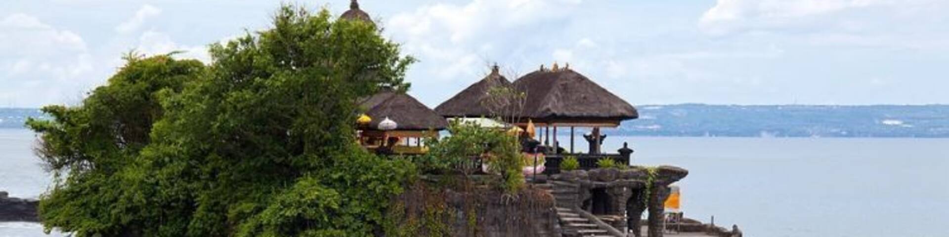 Kuta cukup populer untuk pantai putih keemasan yang yang merupakan sambungan dari pantai utara di Tuban. Tempat ini terus menarik pengunjung dengan kehidupan pantai dan
selancarnya. Meskipun pembangunan pesat sudah dilakukan, saat ini Kuta tidak hanya tentang berselancar ombak tetapi juga ada banyak hotel, restoran, dan bar yang sudah berdiri di tempat yang dulunya sangat tenang ini. Kuta juga menawarkan beberapa pemandangan menarik lainnya loh.
Mencari beberapa hal menyenangkan selain gelombang laut Kuta? Jalan sedikit dari pantai ke seberang jalan ada Waterbom Bali, taman bermain air yang terbaik dan tertua di pulau ini.
Tempat lain yang menakjubkan yang tidak dapat ditemukan di daerag lain di seluruh Indonesia adalah Shell Museum Bali. Beberapa budaya Bali seperti candi desa, pertunjukan Barong dan candi Budha yang ada di jantung Kuta juga patut dikunjungi. Kembali di pantai, di samping menara penjaga pantai adalah lokasi konservasi penyu dimana anda dan seluruh keluarga dapat belajar tentang upaya masyarakat melindungi spesies yang terancam punah ini. Baca terus untuk mengetahui tentang atraksi manarik di Kuta.
Saran perjalanan: Selalu pastikan untuk memilih bus sebagai moda perjalanan di Indonesia. Mereka selalu menghemat biaya dan menghemat banyak waktu ketika anda memesan bus online dari https://www.redbus.id/. Pilih dari daftar bus yang tercantum dalam situs dan dapatkan nol biaya pemesanan saat anda memesan tiket bus dari portal online ini.
Pantai Kuta: Ini adalah salah satu pantai terbaik dimana anda dapat menikmati matahari terbenam berwarna emas di sepanjang tahun. Berjemur, berselancar, berenang dan sepak bola pantai adalah hiburan favorit disini. sementara pemijat wanita, pengepang rambut, dan penjaja makanan berkeliaran di sekitar pantai.
Teater: Ini adalah tambahan unik untuk tempat hiburan di Kuta, menyajikan banyak trik ajaib yang dilakukan oleh beberapa pesulap Bali di panggung, dan kemudian dikembangkan dengan menambah aspek-aspek teater pada pertunjukan nya.
Upside Down World: Tempat ini menambah daftar tempat menyenangkan untuk kegiatan dalam ruangan di pulau yang indah, di mana anda dapat memasuki tujuh kamar yang dirancang khusus dengan dekorasi dan perabotan yang sederhana, dan sengaja, tapi dengan posisi terbalik.