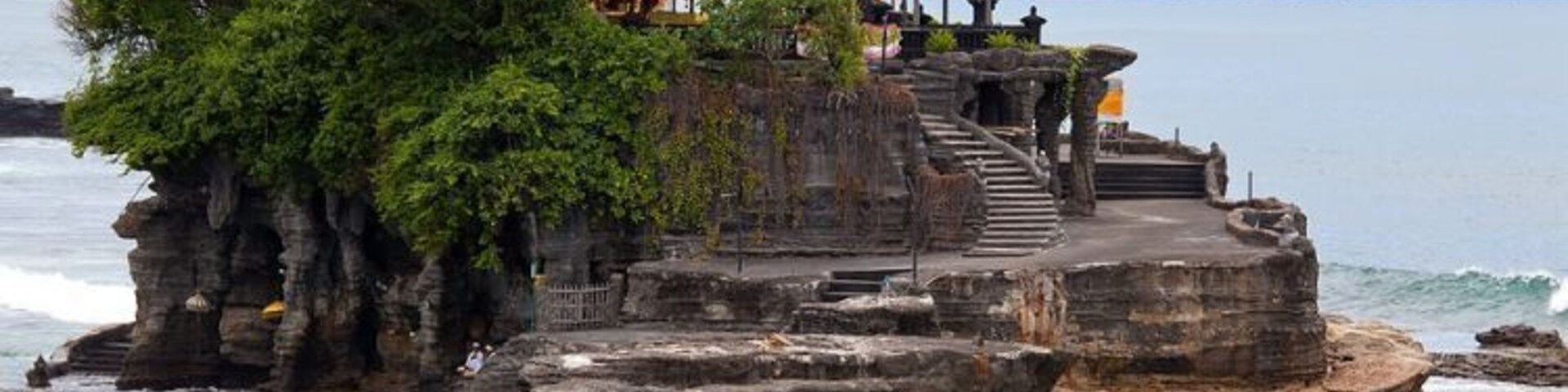 Kuta cukup populer untuk pantai putih keemasan yang yang merupakan sambungan dari pantai utara di Tuban. Tempat ini terus menarik pengunjung dengan kehidupan pantai dan
selancarnya. Meskipun pembangunan pesat sudah dilakukan, saat ini Kuta tidak hanya tentang berselancar ombak tetapi juga ada banyak hotel, restoran, dan bar yang sudah berdiri di tempat yang dulunya sangat tenang ini. Kuta juga menawarkan beberapa pemandangan menarik lainnya loh.
Mencari beberapa hal menyenangkan selain gelombang laut Kuta? Jalan sedikit dari pantai ke seberang jalan ada Waterbom Bali, taman bermain air yang terbaik dan tertua di pulau ini.
Tempat lain yang menakjubkan yang tidak dapat ditemukan di daerag lain di seluruh Indonesia adalah Shell Museum Bali. Beberapa budaya Bali seperti candi desa, pertunjukan Barong dan candi Budha yang ada di jantung Kuta juga patut dikunjungi. Kembali di pantai, di samping menara penjaga pantai adalah lokasi konservasi penyu dimana anda dan seluruh keluarga dapat belajar tentang upaya masyarakat melindungi spesies yang terancam punah ini. Baca terus untuk mengetahui tentang atraksi manarik di Kuta.
Saran perjalanan: Selalu pastikan untuk memilih bus sebagai moda perjalanan di Indonesia. Mereka selalu menghemat biaya dan menghemat banyak waktu ketika anda memesan bus online dari https://www.redbus.id/. Pilih dari daftar bus yang tercantum dalam situs dan dapatkan nol biaya pemesanan saat anda memesan tiket bus dari portal online ini.
Pantai Kuta: Ini adalah salah satu pantai terbaik dimana anda dapat menikmati matahari terbenam berwarna emas di sepanjang tahun. Berjemur, berselancar, berenang dan sepak bola pantai adalah hiburan favorit disini. sementara pemijat wanita, pengepang rambut, dan penjaja makanan berkeliaran di sekitar pantai.
Teater: Ini adalah tambahan unik untuk tempat hiburan di Kuta, menyajikan banyak trik ajaib yang dilakukan oleh beberapa pesulap Bali di panggung, dan kemudian dikembangkan dengan menambah aspek-aspek teater pada pertunjukan nya.
Upside Down World: Tempat ini menambah daftar tempat menyenangkan untuk kegiatan dalam ruangan di pulau yang indah, di mana anda dapat memasuki tujuh kamar yang dirancang khusus dengan dekorasi dan perabotan yang sederhana, dan sengaja, tapi dengan posisi terbalik.