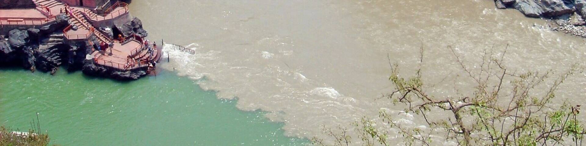 Devprayag in Uttarakhand where rivers "Alaknanda and Bhagirathi" meets to form river "Ganga".
#riverganga#sangam#devprayag#travelbazzinga#trover