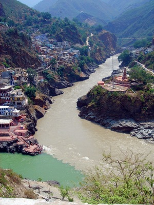 Devprayag in Uttarakhand where rivers "Alaknanda and Bhagirathi" meets to form river "Ganga".
#riverganga#sangam#devprayag#travelbazzinga#trover