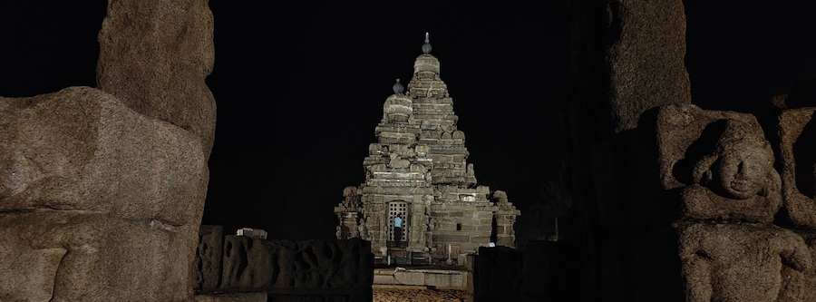 The Shore Temple in Mamallapuram, Tamil Nadu, India, stands majestically along the Bay of Bengal, showcasing the elegance of Pallava architecture. This UNESCO World Heritage Site