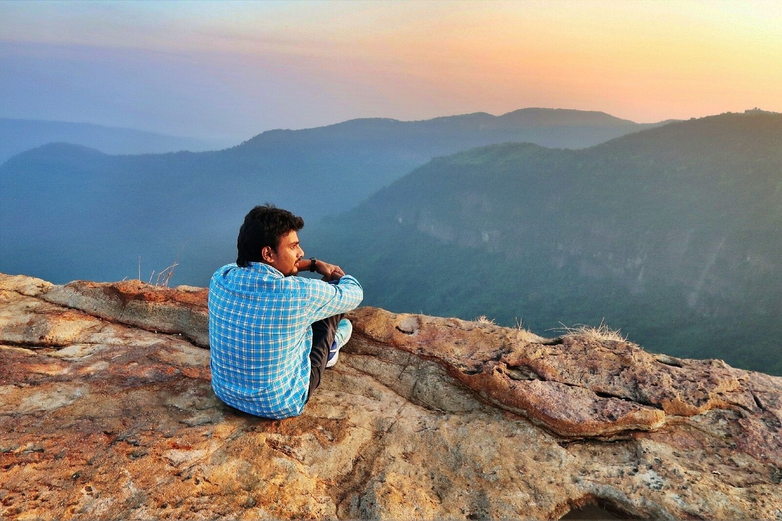 I love to sit on a mountain top and gaze. I don't think of anything but the people I care about and the view. -Julian Lennon
#northeastindia #meghalaya #mountains #me #adventure