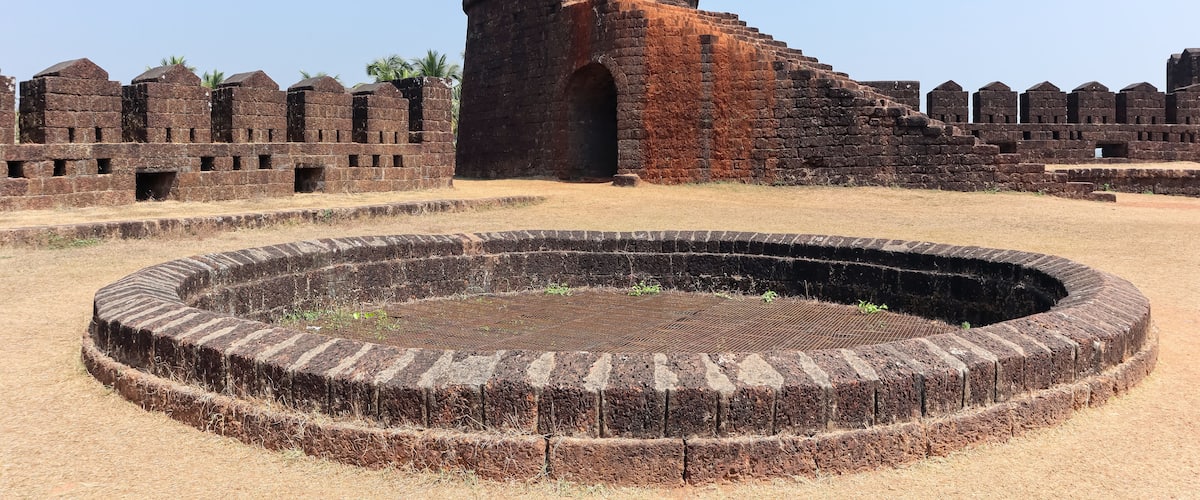 A historical fort with a central tower and surrounding walls.