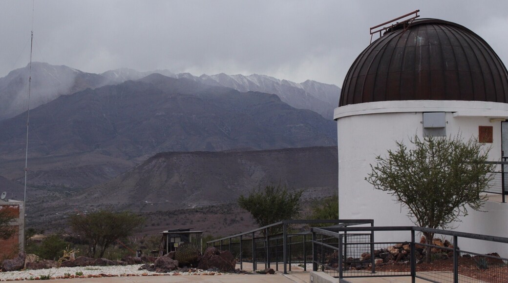 Lo triste de esto es que no pude ver la luna, estrellas y todo lo que habita en el universo ya que me toco día nublado y lluvia. Lo bueno fue el camino para llegar al observatorio. 4,5Km subiendo a pie (aunque se sintió más), un camino solitario y silencioso.