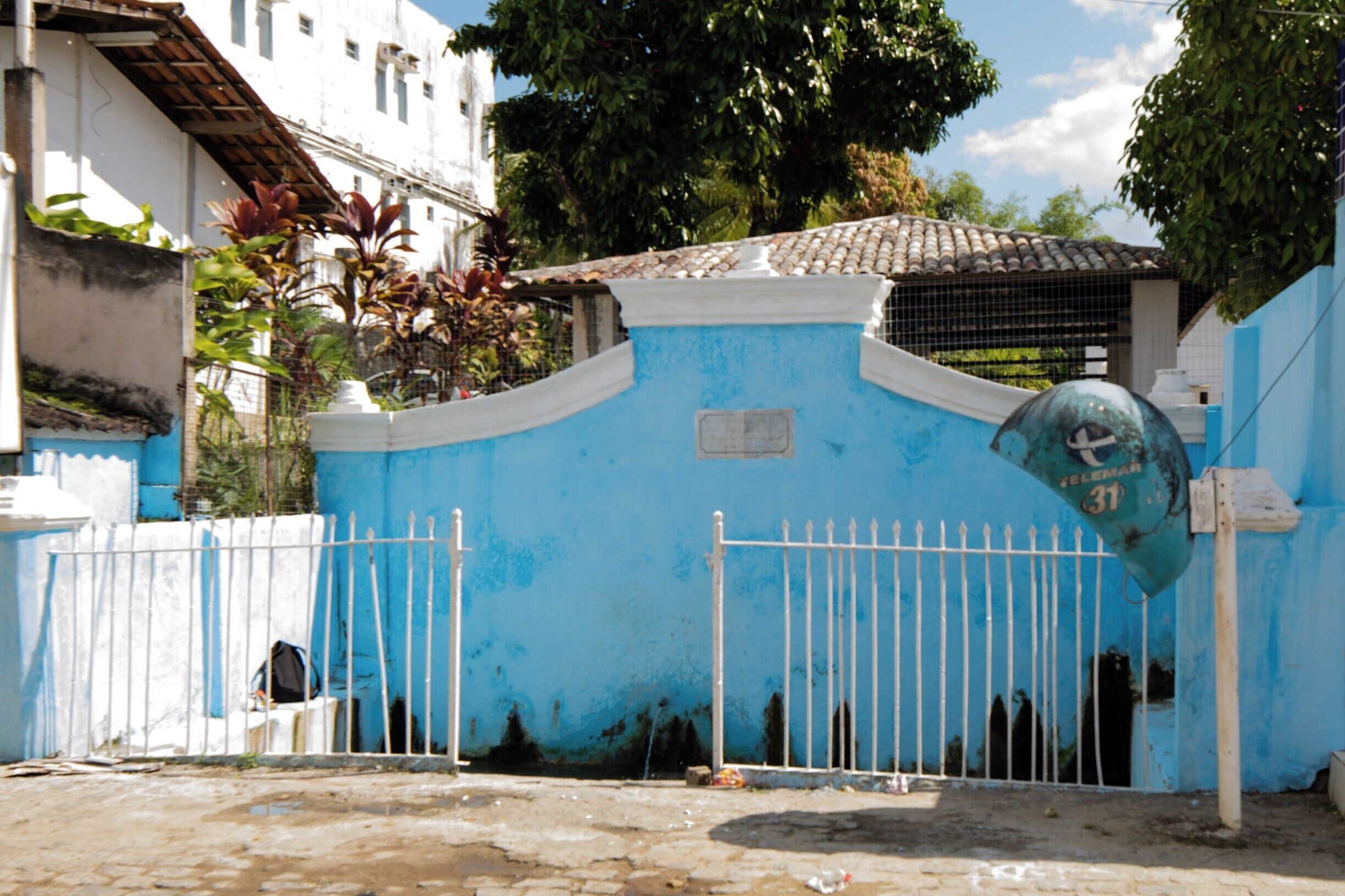 Fonte da Pedreira do Império, 1853. Nazaré, Bahia, Brazil. Photographs from the mid-20th century show the fountain at the very edge of the city; it's now within a neighborhood.