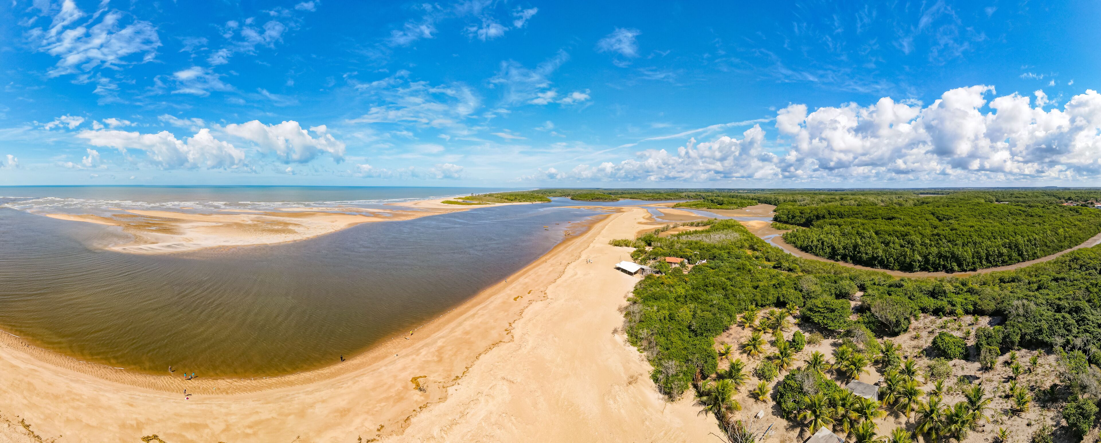Passarela Ecológica do Gigica sobre o manguezal e ao final praia fluvial e de mar aberto. Cidade de Mucuri, no sul da Bahia na região nordeste do Brasil.