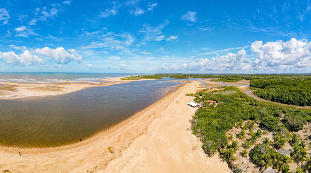 Passarela Ecológica do Gigica sobre o manguezal e ao final praia fluvial e de mar aberto. Cidade de Mucuri, no sul da Bahia na região nordeste do Brasil.