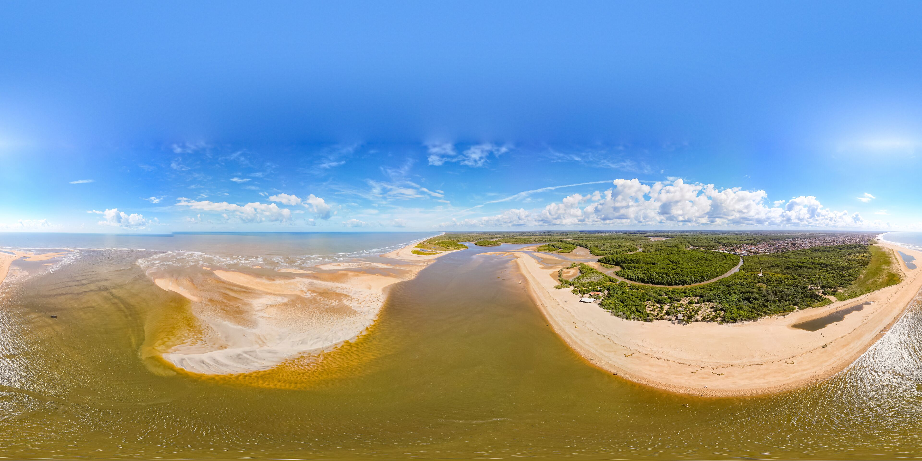 Passarela Ecológica do Gigica sobre o manguezal e ao final praia fluvial e de mar aberto. Cidade de Mucuri, no sul da Bahia na região nordeste do Brasil.