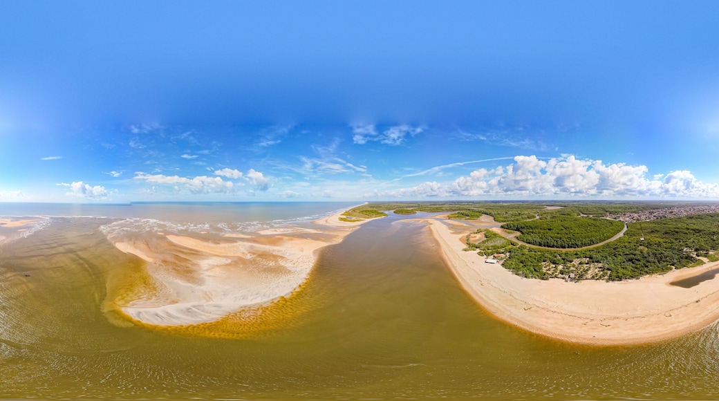 Passarela Ecológica do Gigica sobre o manguezal e ao final praia fluvial e de mar aberto. Cidade de Mucuri, no sul da Bahia na região nordeste do Brasil.