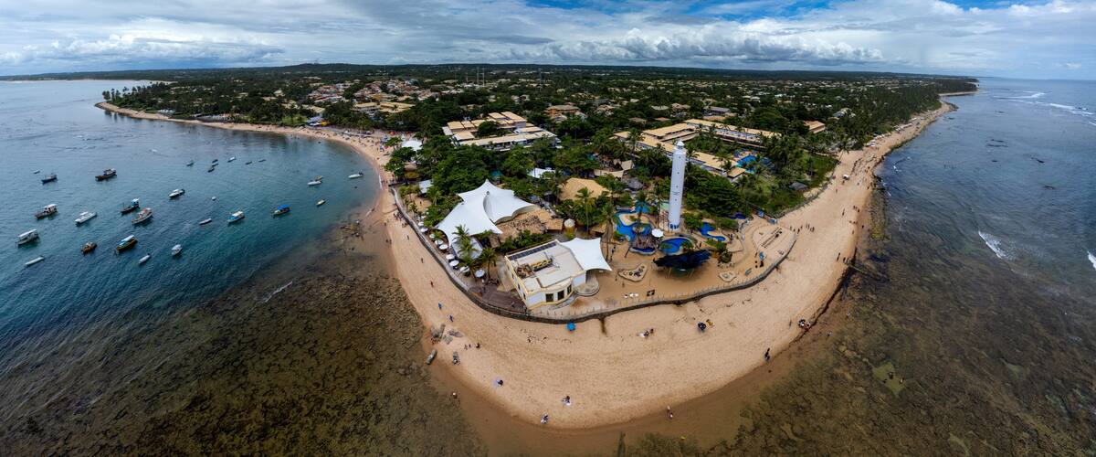 Imagem aérea da praia da Praia do Forte, município de Camaçari, Bahia, Brasil